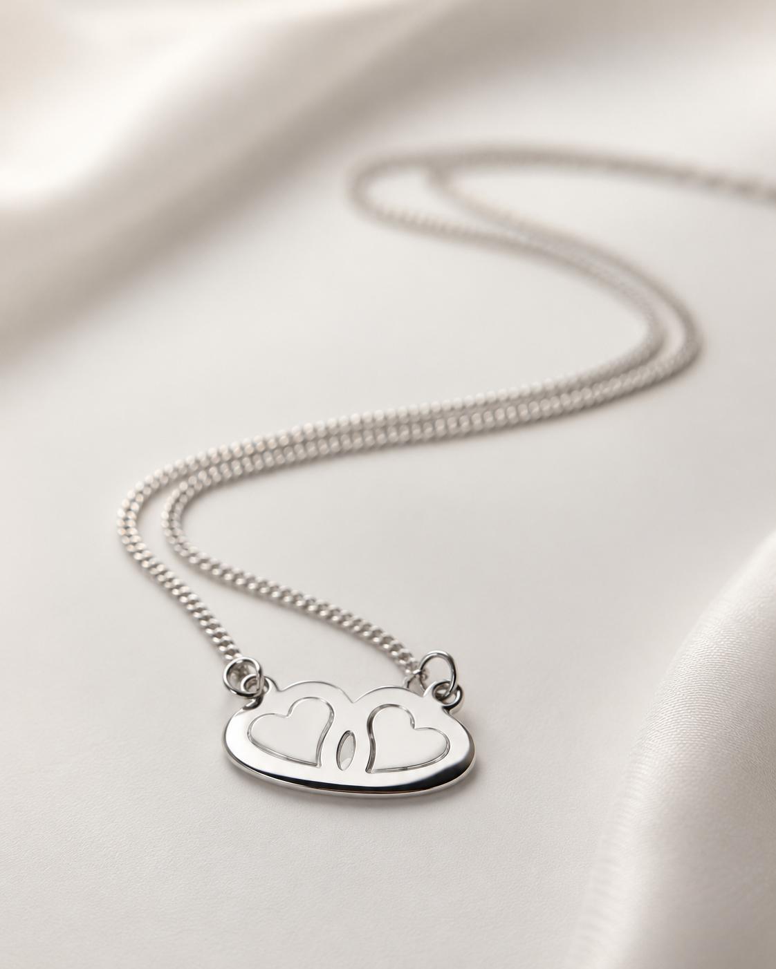 Chloe - Doble Corazón, Doble Aza con Cadena